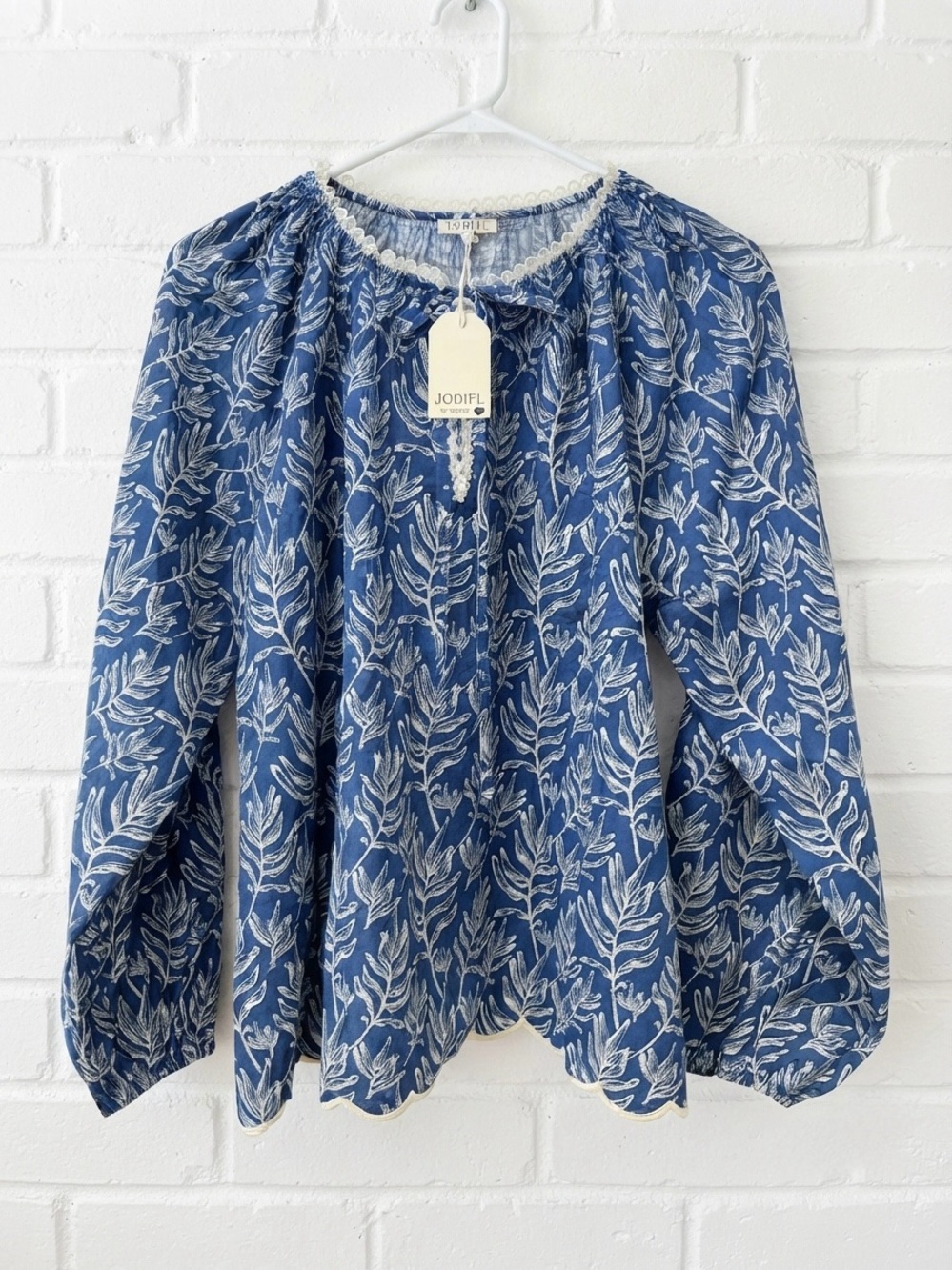 JODIFL Scalloped Hem Navy Floral V-Neck Boho Peasant Blouse NWT Size Medium - Picture 3 of 6